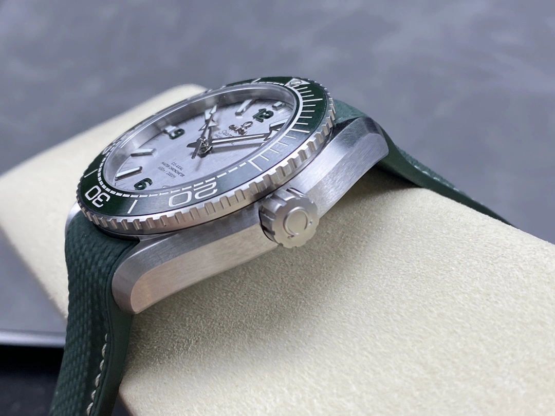 Timeless CBD Factory Omega Seamaster Planet Ocean 600M 43.5mm Grey Dial Green Ceramic Bezel Green Rubber Strap (215.32.44.21.06.001) 1:1 Super Clone – DD8900 Movement 294